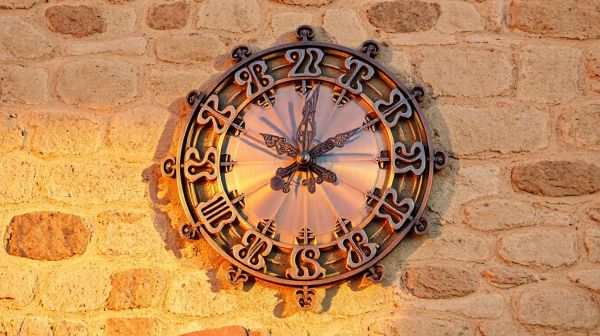 Les horloges murales en métal : l'indispensable pour votre décoration